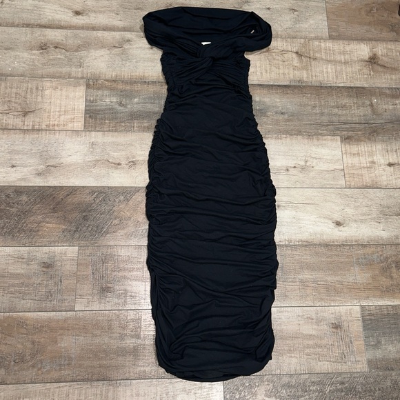 KHAITE Spence ruched fitted off the shoulder midi dress in black - Picture 3 of 11